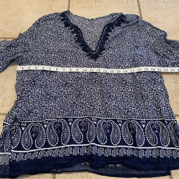 Anne Carson Woman 1X Blue & White Floral Paisley Tunic Blouse - Picture 3 of 5